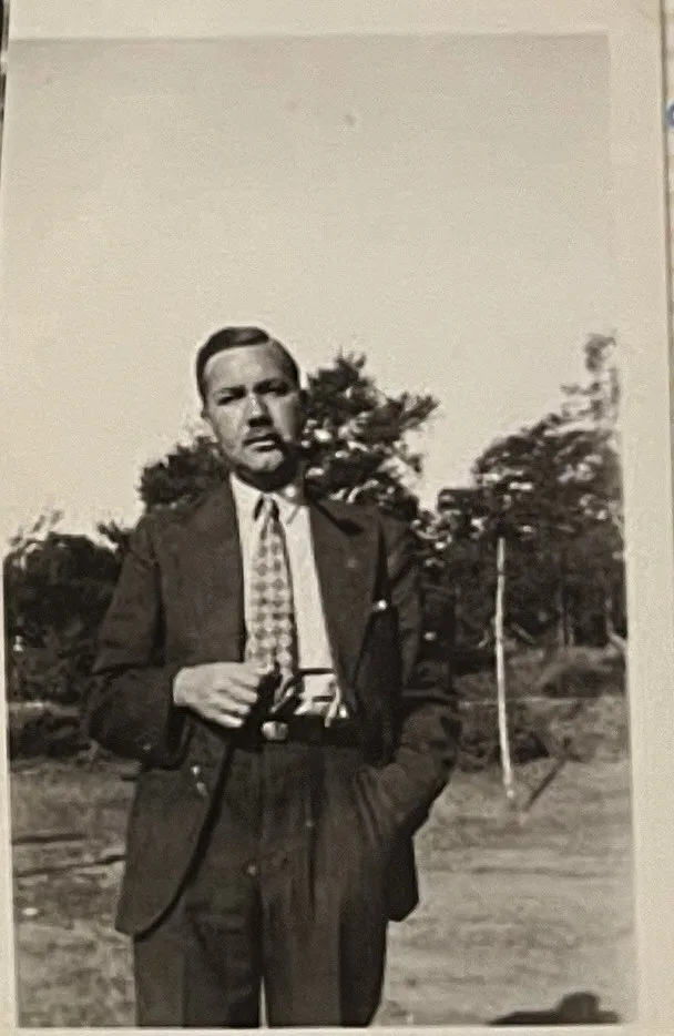 Erling Johannessen i dress, fotografert utendørs i 1930