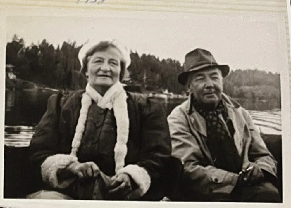 Et par i båt ved sjøen, 1958