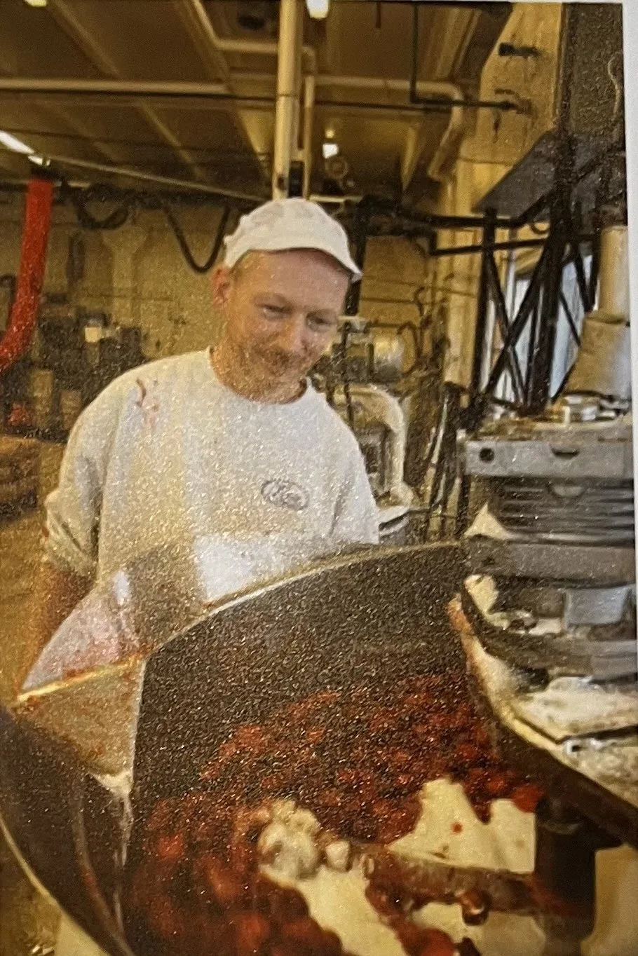 Lars Ove ved kokekaret med bær