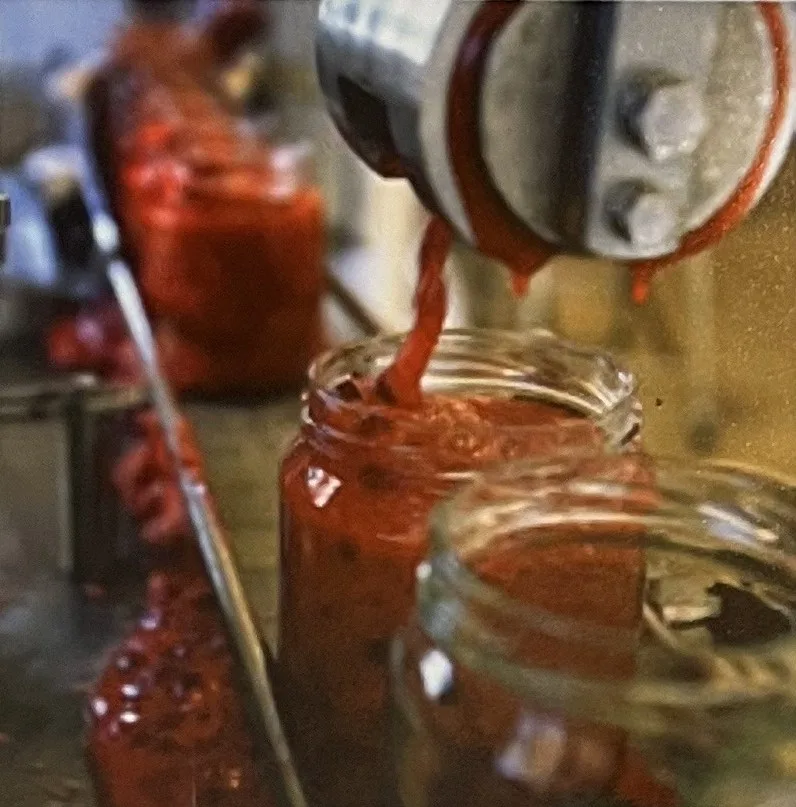 Syltetøy fylles på glass