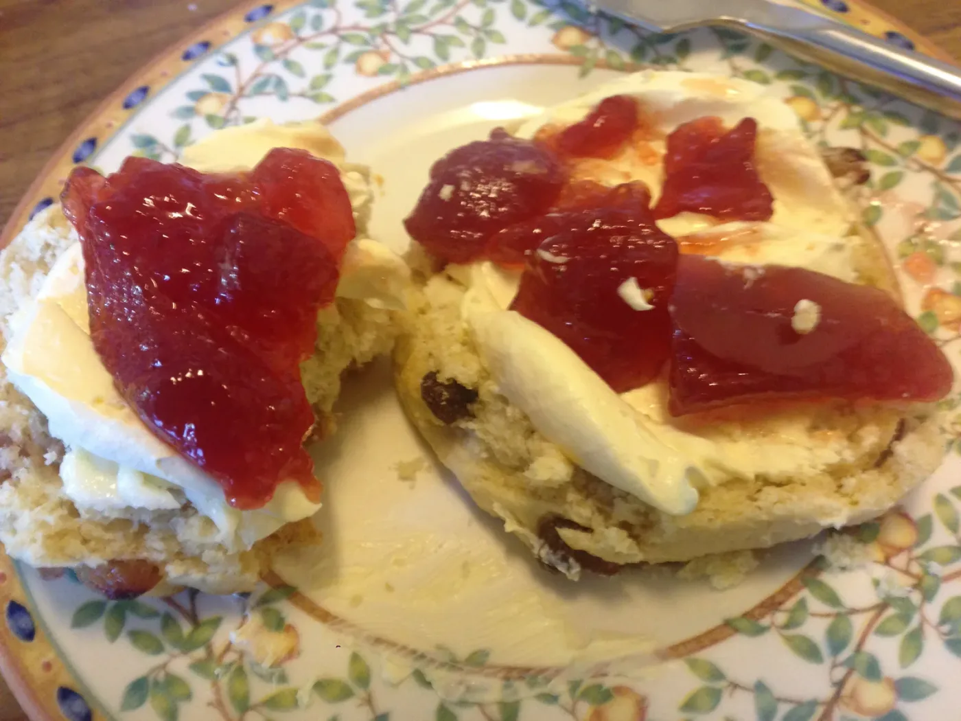Scones med jordbærsyltetøy og tykk krem